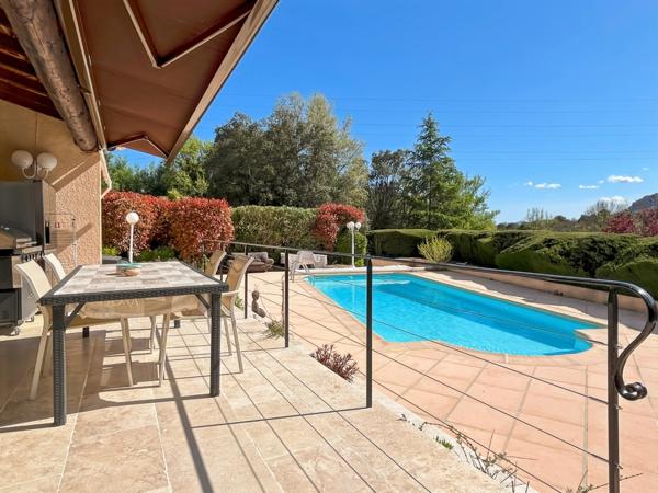 Villa à vendre 4 pièces avec annexe et piscine à BAGNOLS EN FORET (83)