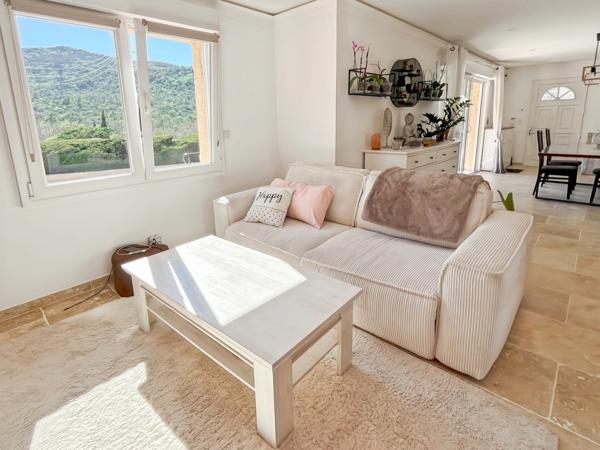 Villa à vendre 4 pièces avec annexe et piscine à BAGNOLS EN FORET (83)