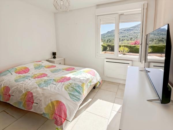Villa à vendre 4 pièces avec annexe et piscine à BAGNOLS EN FORET (83)