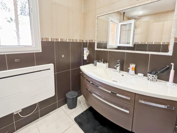 Villa à vendre 4 pièces avec annexe et piscine à BAGNOLS EN FORET (83)