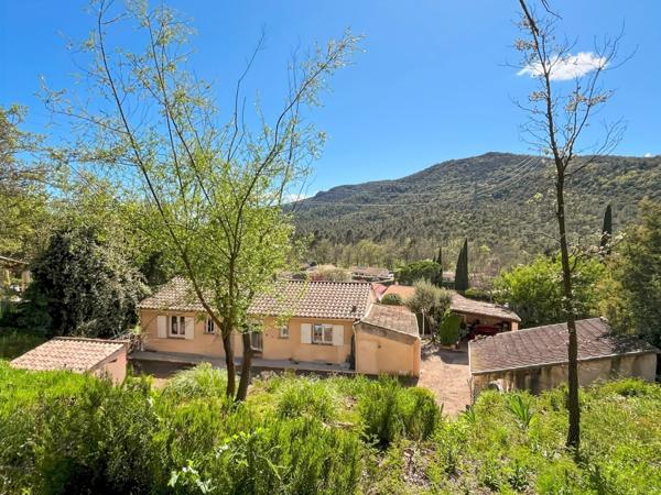 Villa à vendre 4 pièces avec annexe et piscine à BAGNOLS EN FORET (83)