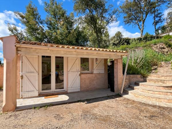 Villa à vendre 4 pièces avec annexe et piscine à BAGNOLS EN FORET (83)