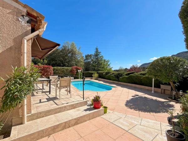 Villa à vendre 4 pièces avec annexe et piscine à BAGNOLS EN FORET (83)