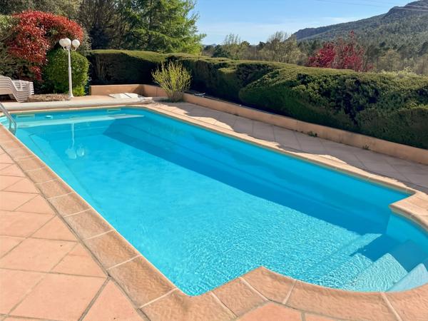 Villa à vendre 4 pièces avec annexe et piscine à BAGNOLS EN FORET (83)