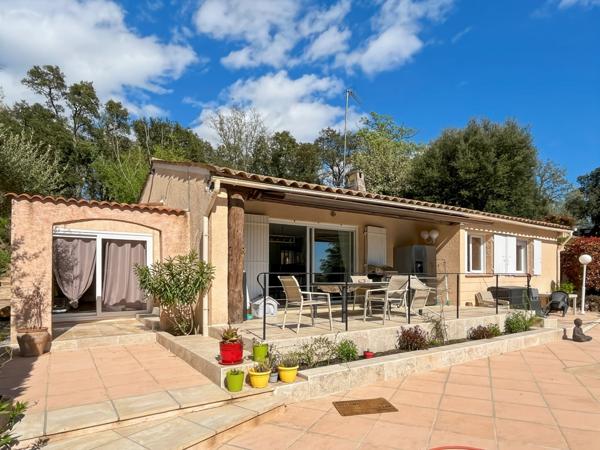 Villa à vendre 4 pièces avec annexe et piscine à BAGNOLS EN FORET (83)