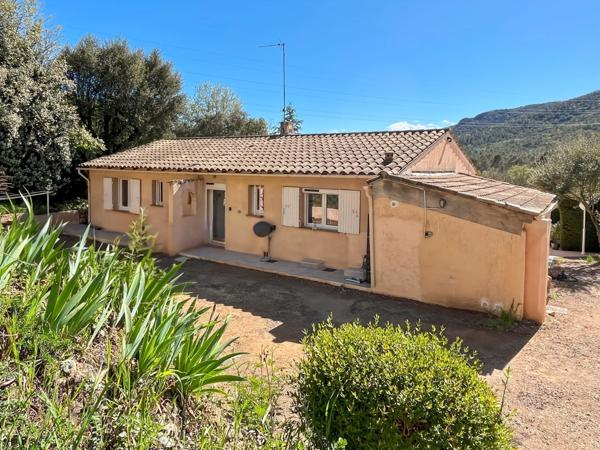 Villa à vendre 4 pièces avec annexe et piscine à BAGNOLS EN FORET (83)