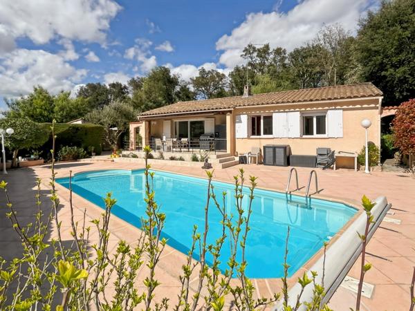 Villa à vendre 4 pièces avec annexe et piscine à BAGNOLS EN FORET (83)
