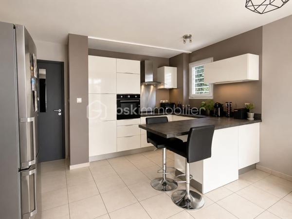 T2 BIS- Surface habitable 50 m2 environ - Jardin avec Terrasse bois 70 m2 environ - Résidence à 700 mètres à pied du lagon

Découvrez ce T2 BIS en rez-de-jardin offrant un cadre de vie particulièrement agréable  à proximité immédiate des plages et de toutes commodités. Dans un environnement privilégié, au sein d’une résidence sécurisée, calme et de bon standing, 

Cette appartement bénéfice d’une surface utile de 50 m² environ, incluant une VARANGUE fermée parfaitement intégrée à l’espace de vie. Polyvalente , cette pièce peut être aménagée en espace nuit pour recevoir famille et amis ou permettre une capacité d'accueil jusqu'à 4 personnes en location saisonnière.

Il se compose d’un SEJOUR convivial avec CUISINE aménagée ouverte, d’une CHAMBRE spacieuse avec PLACARD intégré, d’une SALLE D'EAU moderne équipée d’une douche à l’italienne, d'un meuble avec vasque ainsi qu'un WC .

Pour un confort optimal , La CHAMBRE et le SEJOUR sont équipés de CLIMATISEURS.

À l’extérieur, vous profiterez d’un véritable espace de détente avec près de 70 m² de JARDIN privatif avec TERRASSE EN BOIS, idéal pour les repas en plein air, les moments de convivialité ou simplement pour savourer la douceur du climat réunionnais.

1 place de PARKING PRIVATIVE complète ce bien.

Un appartement rare sur le secteur, idéal pour une résidence principale, un pied-à-terre à proximité du lagon ou un investissement locatif de qualité. Il n'attend plus que votre touche personnelle pour en révéler tout le potentiel et devenir un véritable cocon.