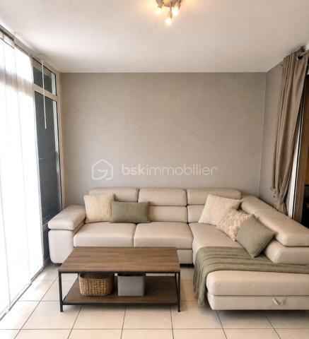 T2 BIS- Surface habitable 50 m2 environ - Jardin avec Terrasse bois 70 m2 environ - Résidence à 700 mètres à pied du lagon

Découvrez ce T2 BIS en rez-de-jardin offrant un cadre de vie particulièrement agréable  à proximité immédiate des plages et de toutes commodités. Dans un environnement privilégié, au sein d’une résidence sécurisée, calme et de bon standing, 

Cette appartement bénéfice d’une surface utile de 50 m² environ, incluant une VARANGUE fermée parfaitement intégrée à l’espace de vie. Polyvalente , cette pièce peut être aménagée en espace nuit pour recevoir famille et amis ou permettre une capacité d'accueil jusqu'à 4 personnes en location saisonnière.

Il se compose d’un SEJOUR convivial avec CUISINE aménagée ouverte, d’une CHAMBRE spacieuse avec PLACARD intégré, d’une SALLE D'EAU moderne équipée d’une douche à l’italienne, d'un meuble avec vasque ainsi qu'un WC .

Pour un confort optimal , La CHAMBRE et le SEJOUR sont équipés de CLIMATISEURS.

À l’extérieur, vous profiterez d’un véritable espace de détente avec près de 70 m² de JARDIN privatif avec TERRASSE EN BOIS, idéal pour les repas en plein air, les moments de convivialité ou simplement pour savourer la douceur du climat réunionnais.

1 place de PARKING PRIVATIVE complète ce bien.

Un appartement rare sur le secteur, idéal pour une résidence principale, un pied-à-terre à proximité du lagon ou un investissement locatif de qualité. Il n'attend plus que votre touche personnelle pour en révéler tout le potentiel et devenir un véritable cocon.