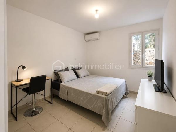 T2 BIS- Surface habitable 50 m2 environ - Jardin avec Terrasse bois 70 m2 environ - Résidence à 700 mètres à pied du lagon

Découvrez ce T2 BIS en rez-de-jardin offrant un cadre de vie particulièrement agréable  à proximité immédiate des plages et de toutes commodités. Dans un environnement privilégié, au sein d’une résidence sécurisée, calme et de bon standing, 

Cette appartement bénéfice d’une surface utile de 50 m² environ, incluant une VARANGUE fermée parfaitement intégrée à l’espace de vie. Polyvalente , cette pièce peut être aménagée en espace nuit pour recevoir famille et amis ou permettre une capacité d'accueil jusqu'à 4 personnes en location saisonnière.

Il se compose d’un SEJOUR convivial avec CUISINE aménagée ouverte, d’une CHAMBRE spacieuse avec PLACARD intégré, d’une SALLE D'EAU moderne équipée d’une douche à l’italienne, d'un meuble avec vasque ainsi qu'un WC .

Pour un confort optimal , La CHAMBRE et le SEJOUR sont équipés de CLIMATISEURS.

À l’extérieur, vous profiterez d’un véritable espace de détente avec près de 70 m² de JARDIN privatif avec TERRASSE EN BOIS, idéal pour les repas en plein air, les moments de convivialité ou simplement pour savourer la douceur du climat réunionnais.

1 place de PARKING PRIVATIVE complète ce bien.

Un appartement rare sur le secteur, idéal pour une résidence principale, un pied-à-terre à proximité du lagon ou un investissement locatif de qualité. Il n'attend plus que votre touche personnelle pour en révéler tout le potentiel et devenir un véritable cocon.