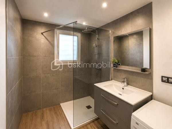 T2 BIS- Surface habitable 50 m2 environ - Jardin avec Terrasse bois 70 m2 environ - Résidence à 700 mètres à pied du lagon

Découvrez ce T2 BIS en rez-de-jardin offrant un cadre de vie particulièrement agréable  à proximité immédiate des plages et de toutes commodités. Dans un environnement privilégié, au sein d’une résidence sécurisée, calme et de bon standing, 

Cette appartement bénéfice d’une surface utile de 50 m² environ, incluant une VARANGUE fermée parfaitement intégrée à l’espace de vie. Polyvalente , cette pièce peut être aménagée en espace nuit pour recevoir famille et amis ou permettre une capacité d'accueil jusqu'à 4 personnes en location saisonnière.

Il se compose d’un SEJOUR convivial avec CUISINE aménagée ouverte, d’une CHAMBRE spacieuse avec PLACARD intégré, d’une SALLE D'EAU moderne équipée d’une douche à l’italienne, d'un meuble avec vasque ainsi qu'un WC .

Pour un confort optimal , La CHAMBRE et le SEJOUR sont équipés de CLIMATISEURS.

À l’extérieur, vous profiterez d’un véritable espace de détente avec près de 70 m² de JARDIN privatif avec TERRASSE EN BOIS, idéal pour les repas en plein air, les moments de convivialité ou simplement pour savourer la douceur du climat réunionnais.

1 place de PARKING PRIVATIVE complète ce bien.

Un appartement rare sur le secteur, idéal pour une résidence principale, un pied-à-terre à proximité du lagon ou un investissement locatif de qualité. Il n'attend plus que votre touche personnelle pour en révéler tout le potentiel et devenir un véritable cocon.