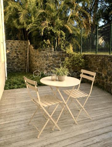 T2 BIS- Surface habitable 50 m2 environ - Jardin avec Terrasse bois 70 m2 environ - Résidence à 700 mètres à pied du lagon

Découvrez ce T2 BIS en rez-de-jardin offrant un cadre de vie particulièrement agréable  à proximité immédiate des plages et de toutes commodités. Dans un environnement privilégié, au sein d’une résidence sécurisée, calme et de bon standing, 

Cette appartement bénéfice d’une surface utile de 50 m² environ, incluant une VARANGUE fermée parfaitement intégrée à l’espace de vie. Polyvalente , cette pièce peut être aménagée en espace nuit pour recevoir famille et amis ou permettre une capacité d'accueil jusqu'à 4 personnes en location saisonnière.

Il se compose d’un SEJOUR convivial avec CUISINE aménagée ouverte, d’une CHAMBRE spacieuse avec PLACARD intégré, d’une SALLE D'EAU moderne équipée d’une douche à l’italienne, d'un meuble avec vasque ainsi qu'un WC .

Pour un confort optimal , La CHAMBRE et le SEJOUR sont équipés de CLIMATISEURS.

À l’extérieur, vous profiterez d’un véritable espace de détente avec près de 70 m² de JARDIN privatif avec TERRASSE EN BOIS, idéal pour les repas en plein air, les moments de convivialité ou simplement pour savourer la douceur du climat réunionnais.

1 place de PARKING PRIVATIVE complète ce bien.

Un appartement rare sur le secteur, idéal pour une résidence principale, un pied-à-terre à proximité du lagon ou un investissement locatif de qualité. Il n'attend plus que votre touche personnelle pour en révéler tout le potentiel et devenir un véritable cocon.