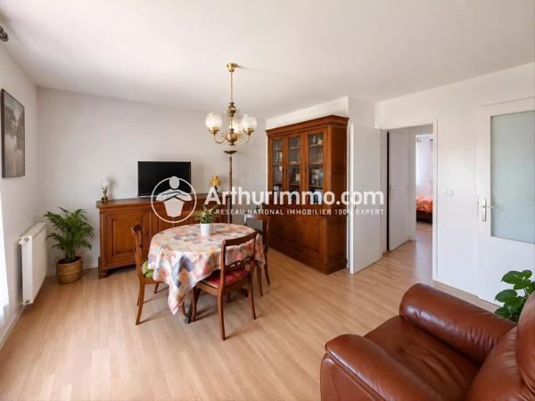 Vente                                                      Appartement
                        
                     3 pièces                      65 m2                     à Saint-Germain-Lès-Corbeil