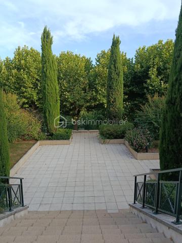 Visite virtuelle sur demande !

Découvrez ce charmant studio de 32,47 m² (Loi Carrez), situé au 2ᵉ étage sur 3 d'une résidence de standing en pierre de taille.
 Résidence de standing de 1994 composée de 4 bâtiments et 349 lots (dont 108 lots principaux), avec gardien, espaces verts entretenus et gestion rigoureuse.

Bénéficiant d'une vue exceptionnelle et dégagée et sur les jardins arborés de la copropriété, le sud parisien, la Vallée-aux-Loups et l'Arboretum, il offre un cadre de vie verdoyant, paisible et recherché.

L'appartement se compose d'une entrée avec un placard-buanderie, d'une spacieuse pièce de vie baignée de lumière, ouverte sur une cuisine sur mesure de marque Lapeyre, entièrement aménagée et équipée (plaque à induction, hotte, four et lave-vaisselle). Un îlot central intégrant de nombreux rangements optimise parfaitement l'espace de vie. Vous disposerez également d'une salle de bains avec WC, équipée d'un emplacement pour un lave-linge et de rangements supplémentaires, ainsi que d'un agréable balcon de 5,60 m², véritable prolongement de l'appartement.

Entièrement repensé et rafraîchi en 2023 (peintures et parquet), cet appartement bénéficie également d'une salle de bains entièrement rénovée, alliant esthétique et fonctionnalité. Un câblage intégré dans le sol permet l'installation d'un système Home Cinéma. Soigneusement entretenu, ce bien est en excellent état et ne nécessite aucun travaux.

Menuiseries:
Fenêtres et porte-fenêtre : bois/métal
Double vitrage avec lame d'air de 12 mm
Volets roulants PVC sur la porte-fenêtre.

Ballon électrique à accumulation vertical eau chaude et froide individuelle
Catégorie B (2 étoiles)
Capacité : 150 litres
Charges annuelles : 1120 euros 
Taxe foncière : 1300 euros 


⭐Les atouts : 
✔ Studio fonctionnel avec réaménagements optimisant les espaces et offrant des rangements
✔ Balcon de 5,60 m² exposition Sud/Est
✔ Vue dégagée sur les jardins de la copropriété, la Vallée-aux-Loups et l'Arboretum 
✔ Résidence de standing en pierre de taille (1994)
✔ Gardien
✔ Ascenseur (remplacement complet effectué au printemps 2026 dans le cadre de la modernisation de la résidence)
✔ Interphone vidéo et accès sécurisé par Vigik
✔ Résidence calme, sécurisée et parfaitement entretenue
✔ Parties communes rafraîchies en 2024 et 2025

La résidence dispose d'un Projet de Plan Pluriannuel de Travaux (PPPT), illustrant une gestion rigoureuse et une anticipation des futurs besoins d'entretien.

Le PPPT a pour objectif de :
✔dresser un état technique de l'immeuble ;
✔identifier les travaux nécessaires sur les 10 prochaines années ;
✔les hiérarchiser selon leur urgence ;
✔estimer leur coût ;
✔aider la copropriété à anticiper leur financement.

Dans un secteur très recherché, ce bien offre un équilibre entre nature, tranquillité et vie pratique.

À proximité immédiate du marché du Plessis-Robinson, de la Maison des Arts, des commerces, des transports en commun, de la Vallée-aux-Loups et de l'Arboretum.
Idéal pour un premier achat, un pied-à-terre ou un investissement locatif, ce studio réunit confort, fonctionnalité et emplacement de premier choix.

Une visite s'impose ! Venez découvrir ce bien aux prestations soignées et à l'environnement exceptionnel.
🏡 ⭐Pour planifier une visite Mme Jihane Younsi EI est à votre disposition.