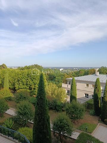 Visite virtuelle sur demande !

Découvrez ce charmant studio de 32,47 m² (Loi Carrez), situé au 2ᵉ étage sur 3 d'une résidence de standing en pierre de taille.
 Résidence de standing de 1994 composée de 4 bâtiments et 349 lots (dont 108 lots principaux), avec gardien, espaces verts entretenus et gestion rigoureuse.

Bénéficiant d'une vue exceptionnelle et dégagée et sur les jardins arborés de la copropriété, le sud parisien, la Vallée-aux-Loups et l'Arboretum, il offre un cadre de vie verdoyant, paisible et recherché.

L'appartement se compose d'une entrée avec un placard-buanderie, d'une spacieuse pièce de vie baignée de lumière, ouverte sur une cuisine sur mesure de marque Lapeyre, entièrement aménagée et équipée (plaque à induction, hotte, four et lave-vaisselle). Un îlot central intégrant de nombreux rangements optimise parfaitement l'espace de vie. Vous disposerez également d'une salle de bains avec WC, équipée d'un emplacement pour un lave-linge et de rangements supplémentaires, ainsi que d'un agréable balcon de 5,60 m², véritable prolongement de l'appartement.

Entièrement repensé et rafraîchi en 2023 (peintures et parquet), cet appartement bénéficie également d'une salle de bains entièrement rénovée, alliant esthétique et fonctionnalité. Un câblage intégré dans le sol permet l'installation d'un système Home Cinéma. Soigneusement entretenu, ce bien est en excellent état et ne nécessite aucun travaux.

Menuiseries:
Fenêtres et porte-fenêtre : bois/métal
Double vitrage avec lame d'air de 12 mm
Volets roulants PVC sur la porte-fenêtre.

Ballon électrique à accumulation vertical eau chaude et froide individuelle
Catégorie B (2 étoiles)
Capacité : 150 litres
Charges annuelles : 1120 euros 
Taxe foncière : 1300 euros 


⭐Les atouts : 
✔ Studio fonctionnel avec réaménagements optimisant les espaces et offrant des rangements
✔ Balcon de 5,60 m² exposition Sud/Est
✔ Vue dégagée sur les jardins de la copropriété, la Vallée-aux-Loups et l'Arboretum 
✔ Résidence de standing en pierre de taille (1994)
✔ Gardien
✔ Ascenseur (remplacement complet effectué au printemps 2026 dans le cadre de la modernisation de la résidence)
✔ Interphone vidéo et accès sécurisé par Vigik
✔ Résidence calme, sécurisée et parfaitement entretenue
✔ Parties communes rafraîchies en 2024 et 2025

La résidence dispose d'un Projet de Plan Pluriannuel de Travaux (PPPT), illustrant une gestion rigoureuse et une anticipation des futurs besoins d'entretien.

Le PPPT a pour objectif de :
✔dresser un état technique de l'immeuble ;
✔identifier les travaux nécessaires sur les 10 prochaines années ;
✔les hiérarchiser selon leur urgence ;
✔estimer leur coût ;
✔aider la copropriété à anticiper leur financement.

Dans un secteur très recherché, ce bien offre un équilibre entre nature, tranquillité et vie pratique.

À proximité immédiate du marché du Plessis-Robinson, de la Maison des Arts, des commerces, des transports en commun, de la Vallée-aux-Loups et de l'Arboretum.
Idéal pour un premier achat, un pied-à-terre ou un investissement locatif, ce studio réunit confort, fonctionnalité et emplacement de premier choix.

Une visite s'impose ! Venez découvrir ce bien aux prestations soignées et à l'environnement exceptionnel.
🏡 ⭐Pour planifier une visite Mme Jihane Younsi EI est à votre disposition.