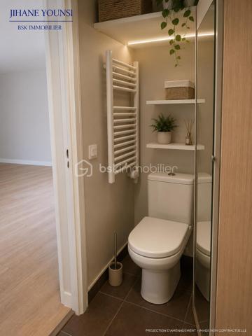 Visite virtuelle sur demande !

Découvrez ce charmant studio de 32,47 m² (Loi Carrez), situé au 2ᵉ étage sur 3 d'une résidence de standing en pierre de taille.
 Résidence de standing de 1994 composée de 4 bâtiments et 349 lots (dont 108 lots principaux), avec gardien, espaces verts entretenus et gestion rigoureuse.

Bénéficiant d'une vue exceptionnelle et dégagée et sur les jardins arborés de la copropriété, le sud parisien, la Vallée-aux-Loups et l'Arboretum, il offre un cadre de vie verdoyant, paisible et recherché.

L'appartement se compose d'une entrée avec un placard-buanderie, d'une spacieuse pièce de vie baignée de lumière, ouverte sur une cuisine sur mesure de marque Lapeyre, entièrement aménagée et équipée (plaque à induction, hotte, four et lave-vaisselle). Un îlot central intégrant de nombreux rangements optimise parfaitement l'espace de vie. Vous disposerez également d'une salle de bains avec WC, équipée d'un emplacement pour un lave-linge et de rangements supplémentaires, ainsi que d'un agréable balcon de 5,60 m², véritable prolongement de l'appartement.

Entièrement repensé et rafraîchi en 2023 (peintures et parquet), cet appartement bénéficie également d'une salle de bains entièrement rénovée, alliant esthétique et fonctionnalité. Un câblage intégré dans le sol permet l'installation d'un système Home Cinéma. Soigneusement entretenu, ce bien est en excellent état et ne nécessite aucun travaux.

Menuiseries:
Fenêtres et porte-fenêtre : bois/métal
Double vitrage avec lame d'air de 12 mm
Volets roulants PVC sur la porte-fenêtre.

Ballon électrique à accumulation vertical eau chaude et froide individuelle
Catégorie B (2 étoiles)
Capacité : 150 litres
Charges annuelles : 1120 euros 
Taxe foncière : 1300 euros 


⭐Les atouts : 
✔ Studio fonctionnel avec réaménagements optimisant les espaces et offrant des rangements
✔ Balcon de 5,60 m² exposition Sud/Est
✔ Vue dégagée sur les jardins de la copropriété, la Vallée-aux-Loups et l'Arboretum 
✔ Résidence de standing en pierre de taille (1994)
✔ Gardien
✔ Ascenseur (remplacement complet effectué au printemps 2026 dans le cadre de la modernisation de la résidence)
✔ Interphone vidéo et accès sécurisé par Vigik
✔ Résidence calme, sécurisée et parfaitement entretenue
✔ Parties communes rafraîchies en 2024 et 2025

La résidence dispose d'un Projet de Plan Pluriannuel de Travaux (PPPT), illustrant une gestion rigoureuse et une anticipation des futurs besoins d'entretien.

Le PPPT a pour objectif de :
✔dresser un état technique de l'immeuble ;
✔identifier les travaux nécessaires sur les 10 prochaines années ;
✔les hiérarchiser selon leur urgence ;
✔estimer leur coût ;
✔aider la copropriété à anticiper leur financement.

Dans un secteur très recherché, ce bien offre un équilibre entre nature, tranquillité et vie pratique.

À proximité immédiate du marché du Plessis-Robinson, de la Maison des Arts, des commerces, des transports en commun, de la Vallée-aux-Loups et de l'Arboretum.
Idéal pour un premier achat, un pied-à-terre ou un investissement locatif, ce studio réunit confort, fonctionnalité et emplacement de premier choix.

Une visite s'impose ! Venez découvrir ce bien aux prestations soignées et à l'environnement exceptionnel.
🏡 ⭐Pour planifier une visite Mme Jihane Younsi EI est à votre disposition.