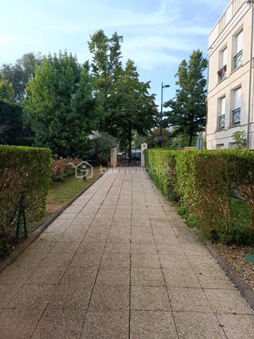 Visite virtuelle sur demande !

Découvrez ce charmant studio de 32,47 m² (Loi Carrez), situé au 2ᵉ étage sur 3 d'une résidence de standing en pierre de taille.
 Résidence de standing de 1994 composée de 4 bâtiments et 349 lots (dont 108 lots principaux), avec gardien, espaces verts entretenus et gestion rigoureuse.

Bénéficiant d'une vue exceptionnelle et dégagée et sur les jardins arborés de la copropriété, le sud parisien, la Vallée-aux-Loups et l'Arboretum, il offre un cadre de vie verdoyant, paisible et recherché.

L'appartement se compose d'une entrée avec un placard-buanderie, d'une spacieuse pièce de vie baignée de lumière, ouverte sur une cuisine sur mesure de marque Lapeyre, entièrement aménagée et équipée (plaque à induction, hotte, four et lave-vaisselle). Un îlot central intégrant de nombreux rangements optimise parfaitement l'espace de vie. Vous disposerez également d'une salle de bains avec WC, équipée d'un emplacement pour un lave-linge et de rangements supplémentaires, ainsi que d'un agréable balcon de 5,60 m², véritable prolongement de l'appartement.

Entièrement repensé et rafraîchi en 2023 (peintures et parquet), cet appartement bénéficie également d'une salle de bains entièrement rénovée, alliant esthétique et fonctionnalité. Un câblage intégré dans le sol permet l'installation d'un système Home Cinéma. Soigneusement entretenu, ce bien est en excellent état et ne nécessite aucun travaux.

Menuiseries:
Fenêtres et porte-fenêtre : bois/métal
Double vitrage avec lame d'air de 12 mm
Volets roulants PVC sur la porte-fenêtre.

Ballon électrique à accumulation vertical eau chaude et froide individuelle
Catégorie B (2 étoiles)
Capacité : 150 litres
Charges annuelles : 1120 euros 
Taxe foncière : 1300 euros 


⭐Les atouts : 
✔ Studio fonctionnel avec réaménagements optimisant les espaces et offrant des rangements
✔ Balcon de 5,60 m² exposition Sud/Est
✔ Vue dégagée sur les jardins de la copropriété, la Vallée-aux-Loups et l'Arboretum 
✔ Résidence de standing en pierre de taille (1994)
✔ Gardien
✔ Ascenseur (remplacement complet effectué au printemps 2026 dans le cadre de la modernisation de la résidence)
✔ Interphone vidéo et accès sécurisé par Vigik
✔ Résidence calme, sécurisée et parfaitement entretenue
✔ Parties communes rafraîchies en 2024 et 2025

La résidence dispose d'un Projet de Plan Pluriannuel de Travaux (PPPT), illustrant une gestion rigoureuse et une anticipation des futurs besoins d'entretien.

Le PPPT a pour objectif de :
✔dresser un état technique de l'immeuble ;
✔identifier les travaux nécessaires sur les 10 prochaines années ;
✔les hiérarchiser selon leur urgence ;
✔estimer leur coût ;
✔aider la copropriété à anticiper leur financement.

Dans un secteur très recherché, ce bien offre un équilibre entre nature, tranquillité et vie pratique.

À proximité immédiate du marché du Plessis-Robinson, de la Maison des Arts, des commerces, des transports en commun, de la Vallée-aux-Loups et de l'Arboretum.
Idéal pour un premier achat, un pied-à-terre ou un investissement locatif, ce studio réunit confort, fonctionnalité et emplacement de premier choix.

Une visite s'impose ! Venez découvrir ce bien aux prestations soignées et à l'environnement exceptionnel.
🏡 ⭐Pour planifier une visite Mme Jihane Younsi EI est à votre disposition.
