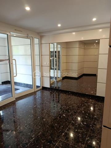 Visite virtuelle sur demande !

Découvrez ce charmant studio de 32,47 m² (Loi Carrez), situé au 2ᵉ étage sur 3 d'une résidence de standing en pierre de taille.
 Résidence de standing de 1994 composée de 4 bâtiments et 349 lots (dont 108 lots principaux), avec gardien, espaces verts entretenus et gestion rigoureuse.

Bénéficiant d'une vue exceptionnelle et dégagée et sur les jardins arborés de la copropriété, le sud parisien, la Vallée-aux-Loups et l'Arboretum, il offre un cadre de vie verdoyant, paisible et recherché.

L'appartement se compose d'une entrée avec un placard-buanderie, d'une spacieuse pièce de vie baignée de lumière, ouverte sur une cuisine sur mesure de marque Lapeyre, entièrement aménagée et équipée (plaque à induction, hotte, four et lave-vaisselle). Un îlot central intégrant de nombreux rangements optimise parfaitement l'espace de vie. Vous disposerez également d'une salle de bains avec WC, équipée d'un emplacement pour un lave-linge et de rangements supplémentaires, ainsi que d'un agréable balcon de 5,60 m², véritable prolongement de l'appartement.

Entièrement repensé et rafraîchi en 2023 (peintures et parquet), cet appartement bénéficie également d'une salle de bains entièrement rénovée, alliant esthétique et fonctionnalité. Un câblage intégré dans le sol permet l'installation d'un système Home Cinéma. Soigneusement entretenu, ce bien est en excellent état et ne nécessite aucun travaux.

Menuiseries:
Fenêtres et porte-fenêtre : bois/métal
Double vitrage avec lame d'air de 12 mm
Volets roulants PVC sur la porte-fenêtre.

Ballon électrique à accumulation vertical eau chaude et froide individuelle
Catégorie B (2 étoiles)
Capacité : 150 litres
Charges annuelles : 1120 euros 
Taxe foncière : 1300 euros 


⭐Les atouts : 
✔ Studio fonctionnel avec réaménagements optimisant les espaces et offrant des rangements
✔ Balcon de 5,60 m² exposition Sud/Est
✔ Vue dégagée sur les jardins de la copropriété, la Vallée-aux-Loups et l'Arboretum 
✔ Résidence de standing en pierre de taille (1994)
✔ Gardien
✔ Ascenseur (remplacement complet effectué au printemps 2026 dans le cadre de la modernisation de la résidence)
✔ Interphone vidéo et accès sécurisé par Vigik
✔ Résidence calme, sécurisée et parfaitement entretenue
✔ Parties communes rafraîchies en 2024 et 2025

La résidence dispose d'un Projet de Plan Pluriannuel de Travaux (PPPT), illustrant une gestion rigoureuse et une anticipation des futurs besoins d'entretien.

Le PPPT a pour objectif de :
✔dresser un état technique de l'immeuble ;
✔identifier les travaux nécessaires sur les 10 prochaines années ;
✔les hiérarchiser selon leur urgence ;
✔estimer leur coût ;
✔aider la copropriété à anticiper leur financement.

Dans un secteur très recherché, ce bien offre un équilibre entre nature, tranquillité et vie pratique.

À proximité immédiate du marché du Plessis-Robinson, de la Maison des Arts, des commerces, des transports en commun, de la Vallée-aux-Loups et de l'Arboretum.
Idéal pour un premier achat, un pied-à-terre ou un investissement locatif, ce studio réunit confort, fonctionnalité et emplacement de premier choix.

Une visite s'impose ! Venez découvrir ce bien aux prestations soignées et à l'environnement exceptionnel.
🏡 ⭐Pour planifier une visite Mme Jihane Younsi EI est à votre disposition.