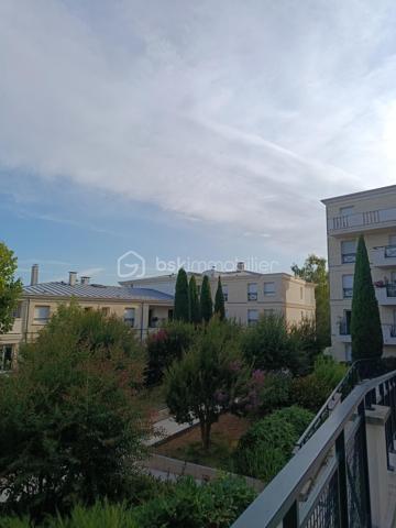 Visite virtuelle sur demande !

Découvrez ce charmant studio de 32,47 m² (Loi Carrez), situé au 2ᵉ étage sur 3 d'une résidence de standing en pierre de taille.
 Résidence de standing de 1994 composée de 4 bâtiments et 349 lots (dont 108 lots principaux), avec gardien, espaces verts entretenus et gestion rigoureuse.

Bénéficiant d'une vue exceptionnelle et dégagée et sur les jardins arborés de la copropriété, le sud parisien, la Vallée-aux-Loups et l'Arboretum, il offre un cadre de vie verdoyant, paisible et recherché.

L'appartement se compose d'une entrée avec un placard-buanderie, d'une spacieuse pièce de vie baignée de lumière, ouverte sur une cuisine sur mesure de marque Lapeyre, entièrement aménagée et équipée (plaque à induction, hotte, four et lave-vaisselle). Un îlot central intégrant de nombreux rangements optimise parfaitement l'espace de vie. Vous disposerez également d'une salle de bains avec WC, équipée d'un emplacement pour un lave-linge et de rangements supplémentaires, ainsi que d'un agréable balcon de 5,60 m², véritable prolongement de l'appartement.

Entièrement repensé et rafraîchi en 2023 (peintures et parquet), cet appartement bénéficie également d'une salle de bains entièrement rénovée, alliant esthétique et fonctionnalité. Un câblage intégré dans le sol permet l'installation d'un système Home Cinéma. Soigneusement entretenu, ce bien est en excellent état et ne nécessite aucun travaux.

Menuiseries:
Fenêtres et porte-fenêtre : bois/métal
Double vitrage avec lame d'air de 12 mm
Volets roulants PVC sur la porte-fenêtre.

Ballon électrique à accumulation vertical eau chaude et froide individuelle
Catégorie B (2 étoiles)
Capacité : 150 litres
Charges annuelles : 1120 euros 
Taxe foncière : 1300 euros 


⭐Les atouts : 
✔ Studio fonctionnel avec réaménagements optimisant les espaces et offrant des rangements
✔ Balcon de 5,60 m² exposition Sud/Est
✔ Vue dégagée sur les jardins de la copropriété, la Vallée-aux-Loups et l'Arboretum 
✔ Résidence de standing en pierre de taille (1994)
✔ Gardien
✔ Ascenseur (remplacement complet effectué au printemps 2026 dans le cadre de la modernisation de la résidence)
✔ Interphone vidéo et accès sécurisé par Vigik
✔ Résidence calme, sécurisée et parfaitement entretenue
✔ Parties communes rafraîchies en 2024 et 2025

La résidence dispose d'un Projet de Plan Pluriannuel de Travaux (PPPT), illustrant une gestion rigoureuse et une anticipation des futurs besoins d'entretien.

Le PPPT a pour objectif de :
✔dresser un état technique de l'immeuble ;
✔identifier les travaux nécessaires sur les 10 prochaines années ;
✔les hiérarchiser selon leur urgence ;
✔estimer leur coût ;
✔aider la copropriété à anticiper leur financement.

Dans un secteur très recherché, ce bien offre un équilibre entre nature, tranquillité et vie pratique.

À proximité immédiate du marché du Plessis-Robinson, de la Maison des Arts, des commerces, des transports en commun, de la Vallée-aux-Loups et de l'Arboretum.
Idéal pour un premier achat, un pied-à-terre ou un investissement locatif, ce studio réunit confort, fonctionnalité et emplacement de premier choix.

Une visite s'impose ! Venez découvrir ce bien aux prestations soignées et à l'environnement exceptionnel.
🏡 ⭐Pour planifier une visite Mme Jihane Younsi EI est à votre disposition.