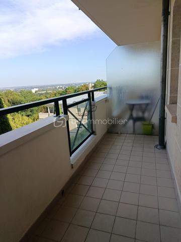 Visite virtuelle sur demande !

Découvrez ce charmant studio de 32,47 m² (Loi Carrez), situé au 2ᵉ étage sur 3 d'une résidence de standing en pierre de taille.
 Résidence de standing de 1994 composée de 4 bâtiments et 349 lots (dont 108 lots principaux), avec gardien, espaces verts entretenus et gestion rigoureuse.

Bénéficiant d'une vue exceptionnelle et dégagée et sur les jardins arborés de la copropriété, le sud parisien, la Vallée-aux-Loups et l'Arboretum, il offre un cadre de vie verdoyant, paisible et recherché.

L'appartement se compose d'une entrée avec un placard-buanderie, d'une spacieuse pièce de vie baignée de lumière, ouverte sur une cuisine sur mesure de marque Lapeyre, entièrement aménagée et équipée (plaque à induction, hotte, four et lave-vaisselle). Un îlot central intégrant de nombreux rangements optimise parfaitement l'espace de vie. Vous disposerez également d'une salle de bains avec WC, équipée d'un emplacement pour un lave-linge et de rangements supplémentaires, ainsi que d'un agréable balcon de 5,60 m², véritable prolongement de l'appartement.

Entièrement repensé et rafraîchi en 2023 (peintures et parquet), cet appartement bénéficie également d'une salle de bains entièrement rénovée, alliant esthétique et fonctionnalité. Un câblage intégré dans le sol permet l'installation d'un système Home Cinéma. Soigneusement entretenu, ce bien est en excellent état et ne nécessite aucun travaux.

Menuiseries:
Fenêtres et porte-fenêtre : bois/métal
Double vitrage avec lame d'air de 12 mm
Volets roulants PVC sur la porte-fenêtre.

Ballon électrique à accumulation vertical eau chaude et froide individuelle
Catégorie B (2 étoiles)
Capacité : 150 litres
Charges annuelles : 1120 euros 
Taxe foncière : 1300 euros 


⭐Les atouts : 
✔ Studio fonctionnel avec réaménagements optimisant les espaces et offrant des rangements
✔ Balcon de 5,60 m² exposition Sud/Est
✔ Vue dégagée sur les jardins de la copropriété, la Vallée-aux-Loups et l'Arboretum 
✔ Résidence de standing en pierre de taille (1994)
✔ Gardien
✔ Ascenseur (remplacement complet effectué au printemps 2026 dans le cadre de la modernisation de la résidence)
✔ Interphone vidéo et accès sécurisé par Vigik
✔ Résidence calme, sécurisée et parfaitement entretenue
✔ Parties communes rafraîchies en 2024 et 2025

La résidence dispose d'un Projet de Plan Pluriannuel de Travaux (PPPT), illustrant une gestion rigoureuse et une anticipation des futurs besoins d'entretien.

Le PPPT a pour objectif de :
✔dresser un état technique de l'immeuble ;
✔identifier les travaux nécessaires sur les 10 prochaines années ;
✔les hiérarchiser selon leur urgence ;
✔estimer leur coût ;
✔aider la copropriété à anticiper leur financement.

Dans un secteur très recherché, ce bien offre un équilibre entre nature, tranquillité et vie pratique.

À proximité immédiate du marché du Plessis-Robinson, de la Maison des Arts, des commerces, des transports en commun, de la Vallée-aux-Loups et de l'Arboretum.
Idéal pour un premier achat, un pied-à-terre ou un investissement locatif, ce studio réunit confort, fonctionnalité et emplacement de premier choix.

Une visite s'impose ! Venez découvrir ce bien aux prestations soignées et à l'environnement exceptionnel.
🏡 ⭐Pour planifier une visite Mme Jihane Younsi EI est à votre disposition.