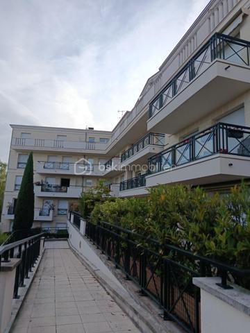 Visite virtuelle sur demande !

Découvrez ce charmant studio de 32,47 m² (Loi Carrez), situé au 2ᵉ étage sur 3 d'une résidence de standing en pierre de taille.
 Résidence de standing de 1994 composée de 4 bâtiments et 349 lots (dont 108 lots principaux), avec gardien, espaces verts entretenus et gestion rigoureuse.

Bénéficiant d'une vue exceptionnelle et dégagée et sur les jardins arborés de la copropriété, le sud parisien, la Vallée-aux-Loups et l'Arboretum, il offre un cadre de vie verdoyant, paisible et recherché.

L'appartement se compose d'une entrée avec un placard-buanderie, d'une spacieuse pièce de vie baignée de lumière, ouverte sur une cuisine sur mesure de marque Lapeyre, entièrement aménagée et équipée (plaque à induction, hotte, four et lave-vaisselle). Un îlot central intégrant de nombreux rangements optimise parfaitement l'espace de vie. Vous disposerez également d'une salle de bains avec WC, équipée d'un emplacement pour un lave-linge et de rangements supplémentaires, ainsi que d'un agréable balcon de 5,60 m², véritable prolongement de l'appartement.

Entièrement repensé et rafraîchi en 2023 (peintures et parquet), cet appartement bénéficie également d'une salle de bains entièrement rénovée, alliant esthétique et fonctionnalité. Un câblage intégré dans le sol permet l'installation d'un système Home Cinéma. Soigneusement entretenu, ce bien est en excellent état et ne nécessite aucun travaux.

Menuiseries:
Fenêtres et porte-fenêtre : bois/métal
Double vitrage avec lame d'air de 12 mm
Volets roulants PVC sur la porte-fenêtre.

Ballon électrique à accumulation vertical eau chaude et froide individuelle
Catégorie B (2 étoiles)
Capacité : 150 litres
Charges annuelles : 1120 euros 
Taxe foncière : 1300 euros 


⭐Les atouts : 
✔ Studio fonctionnel avec réaménagements optimisant les espaces et offrant des rangements
✔ Balcon de 5,60 m² exposition Sud/Est
✔ Vue dégagée sur les jardins de la copropriété, la Vallée-aux-Loups et l'Arboretum 
✔ Résidence de standing en pierre de taille (1994)
✔ Gardien
✔ Ascenseur (remplacement complet effectué au printemps 2026 dans le cadre de la modernisation de la résidence)
✔ Interphone vidéo et accès sécurisé par Vigik
✔ Résidence calme, sécurisée et parfaitement entretenue
✔ Parties communes rafraîchies en 2024 et 2025

La résidence dispose d'un Projet de Plan Pluriannuel de Travaux (PPPT), illustrant une gestion rigoureuse et une anticipation des futurs besoins d'entretien.

Le PPPT a pour objectif de :
✔dresser un état technique de l'immeuble ;
✔identifier les travaux nécessaires sur les 10 prochaines années ;
✔les hiérarchiser selon leur urgence ;
✔estimer leur coût ;
✔aider la copropriété à anticiper leur financement.

Dans un secteur très recherché, ce bien offre un équilibre entre nature, tranquillité et vie pratique.

À proximité immédiate du marché du Plessis-Robinson, de la Maison des Arts, des commerces, des transports en commun, de la Vallée-aux-Loups et de l'Arboretum.
Idéal pour un premier achat, un pied-à-terre ou un investissement locatif, ce studio réunit confort, fonctionnalité et emplacement de premier choix.

Une visite s'impose ! Venez découvrir ce bien aux prestations soignées et à l'environnement exceptionnel.
🏡 ⭐Pour planifier une visite Mme Jihane Younsi EI est à votre disposition.