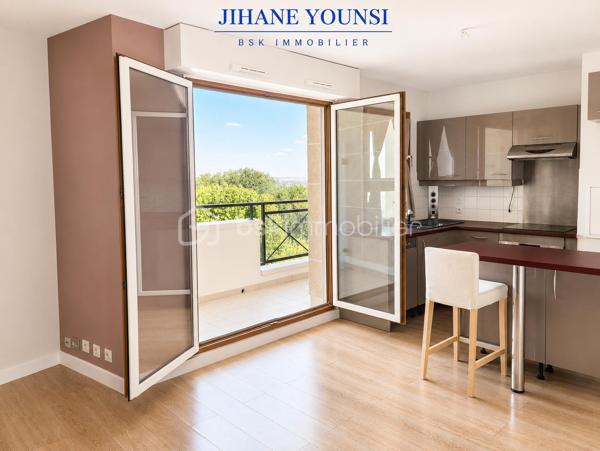 Visite virtuelle sur demande !

Découvrez ce charmant studio de 32,47 m² (Loi Carrez), situé au 2ᵉ étage sur 3 d'une résidence de standing en pierre de taille.
 Résidence de standing de 1994 composée de 4 bâtiments et 349 lots (dont 108 lots principaux), avec gardien, espaces verts entretenus et gestion rigoureuse.

Bénéficiant d'une vue exceptionnelle et dégagée et sur les jardins arborés de la copropriété, le sud parisien, la Vallée-aux-Loups et l'Arboretum, il offre un cadre de vie verdoyant, paisible et recherché.

L'appartement se compose d'une entrée avec un placard-buanderie, d'une spacieuse pièce de vie baignée de lumière, ouverte sur une cuisine sur mesure de marque Lapeyre, entièrement aménagée et équipée (plaque à induction, hotte, four et lave-vaisselle). Un îlot central intégrant de nombreux rangements optimise parfaitement l'espace de vie. Vous disposerez également d'une salle de bains avec WC, équipée d'un emplacement pour un lave-linge et de rangements supplémentaires, ainsi que d'un agréable balcon de 5,60 m², véritable prolongement de l'appartement.

Entièrement repensé et rafraîchi en 2023 (peintures et parquet), cet appartement bénéficie également d'une salle de bains entièrement rénovée, alliant esthétique et fonctionnalité. Un câblage intégré dans le sol permet l'installation d'un système Home Cinéma. Soigneusement entretenu, ce bien est en excellent état et ne nécessite aucun travaux.

Menuiseries:
Fenêtres et porte-fenêtre : bois/métal
Double vitrage avec lame d'air de 12 mm
Volets roulants PVC sur la porte-fenêtre.

Ballon électrique à accumulation vertical eau chaude et froide individuelle
Catégorie B (2 étoiles)
Capacité : 150 litres
Charges annuelles : 1120 euros 
Taxe foncière : 1300 euros 


⭐Les atouts : 
✔ Studio fonctionnel avec réaménagements optimisant les espaces et offrant des rangements
✔ Balcon de 5,60 m² exposition Sud/Est
✔ Vue dégagée sur les jardins de la copropriété, la Vallée-aux-Loups et l'Arboretum 
✔ Résidence de standing en pierre de taille (1994)
✔ Gardien
✔ Ascenseur (remplacement complet effectué au printemps 2026 dans le cadre de la modernisation de la résidence)
✔ Interphone vidéo et accès sécurisé par Vigik
✔ Résidence calme, sécurisée et parfaitement entretenue
✔ Parties communes rafraîchies en 2024 et 2025

La résidence dispose d'un Projet de Plan Pluriannuel de Travaux (PPPT), illustrant une gestion rigoureuse et une anticipation des futurs besoins d'entretien.

Le PPPT a pour objectif de :
✔dresser un état technique de l'immeuble ;
✔identifier les travaux nécessaires sur les 10 prochaines années ;
✔les hiérarchiser selon leur urgence ;
✔estimer leur coût ;
✔aider la copropriété à anticiper leur financement.

Dans un secteur très recherché, ce bien offre un équilibre entre nature, tranquillité et vie pratique.

À proximité immédiate du marché du Plessis-Robinson, de la Maison des Arts, des commerces, des transports en commun, de la Vallée-aux-Loups et de l'Arboretum.
Idéal pour un premier achat, un pied-à-terre ou un investissement locatif, ce studio réunit confort, fonctionnalité et emplacement de premier choix.

Une visite s'impose ! Venez découvrir ce bien aux prestations soignées et à l'environnement exceptionnel.
🏡 ⭐Pour planifier une visite Mme Jihane Younsi EI est à votre disposition.