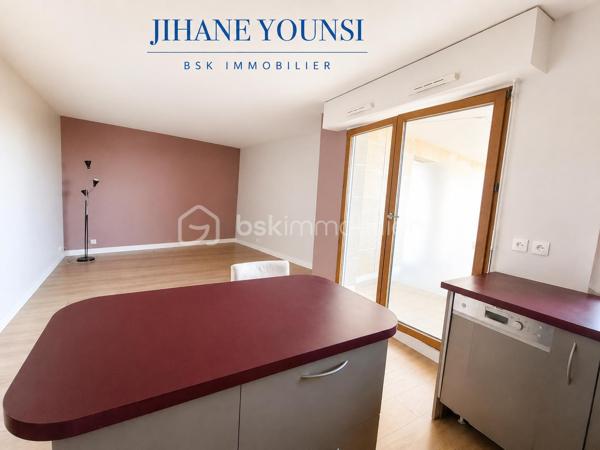 Visite virtuelle sur demande !

Découvrez ce charmant studio de 32,47 m² (Loi Carrez), situé au 2ᵉ étage sur 3 d'une résidence de standing en pierre de taille.
 Résidence de standing de 1994 composée de 4 bâtiments et 349 lots (dont 108 lots principaux), avec gardien, espaces verts entretenus et gestion rigoureuse.

Bénéficiant d'une vue exceptionnelle et dégagée et sur les jardins arborés de la copropriété, le sud parisien, la Vallée-aux-Loups et l'Arboretum, il offre un cadre de vie verdoyant, paisible et recherché.

L'appartement se compose d'une entrée avec un placard-buanderie, d'une spacieuse pièce de vie baignée de lumière, ouverte sur une cuisine sur mesure de marque Lapeyre, entièrement aménagée et équipée (plaque à induction, hotte, four et lave-vaisselle). Un îlot central intégrant de nombreux rangements optimise parfaitement l'espace de vie. Vous disposerez également d'une salle de bains avec WC, équipée d'un emplacement pour un lave-linge et de rangements supplémentaires, ainsi que d'un agréable balcon de 5,60 m², véritable prolongement de l'appartement.

Entièrement repensé et rafraîchi en 2023 (peintures et parquet), cet appartement bénéficie également d'une salle de bains entièrement rénovée, alliant esthétique et fonctionnalité. Un câblage intégré dans le sol permet l'installation d'un système Home Cinéma. Soigneusement entretenu, ce bien est en excellent état et ne nécessite aucun travaux.

Menuiseries:
Fenêtres et porte-fenêtre : bois/métal
Double vitrage avec lame d'air de 12 mm
Volets roulants PVC sur la porte-fenêtre.

Ballon électrique à accumulation vertical eau chaude et froide individuelle
Catégorie B (2 étoiles)
Capacité : 150 litres
Charges annuelles : 1120 euros 
Taxe foncière : 1300 euros 


⭐Les atouts : 
✔ Studio fonctionnel avec réaménagements optimisant les espaces et offrant des rangements
✔ Balcon de 5,60 m² exposition Sud/Est
✔ Vue dégagée sur les jardins de la copropriété, la Vallée-aux-Loups et l'Arboretum 
✔ Résidence de standing en pierre de taille (1994)
✔ Gardien
✔ Ascenseur (remplacement complet effectué au printemps 2026 dans le cadre de la modernisation de la résidence)
✔ Interphone vidéo et accès sécurisé par Vigik
✔ Résidence calme, sécurisée et parfaitement entretenue
✔ Parties communes rafraîchies en 2024 et 2025

La résidence dispose d'un Projet de Plan Pluriannuel de Travaux (PPPT), illustrant une gestion rigoureuse et une anticipation des futurs besoins d'entretien.

Le PPPT a pour objectif de :
✔dresser un état technique de l'immeuble ;
✔identifier les travaux nécessaires sur les 10 prochaines années ;
✔les hiérarchiser selon leur urgence ;
✔estimer leur coût ;
✔aider la copropriété à anticiper leur financement.

Dans un secteur très recherché, ce bien offre un équilibre entre nature, tranquillité et vie pratique.

À proximité immédiate du marché du Plessis-Robinson, de la Maison des Arts, des commerces, des transports en commun, de la Vallée-aux-Loups et de l'Arboretum.
Idéal pour un premier achat, un pied-à-terre ou un investissement locatif, ce studio réunit confort, fonctionnalité et emplacement de premier choix.

Une visite s'impose ! Venez découvrir ce bien aux prestations soignées et à l'environnement exceptionnel.
🏡 ⭐Pour planifier une visite Mme Jihane Younsi EI est à votre disposition.
