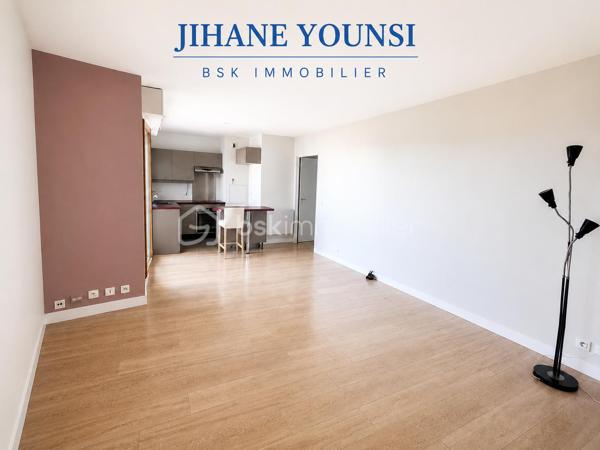 Visite virtuelle sur demande !

Découvrez ce charmant studio de 32,47 m² (Loi Carrez), situé au 2ᵉ étage sur 3 d'une résidence de standing en pierre de taille.
 Résidence de standing de 1994 composée de 4 bâtiments et 349 lots (dont 108 lots principaux), avec gardien, espaces verts entretenus et gestion rigoureuse.

Bénéficiant d'une vue exceptionnelle et dégagée et sur les jardins arborés de la copropriété, le sud parisien, la Vallée-aux-Loups et l'Arboretum, il offre un cadre de vie verdoyant, paisible et recherché.

L'appartement se compose d'une entrée avec un placard-buanderie, d'une spacieuse pièce de vie baignée de lumière, ouverte sur une cuisine sur mesure de marque Lapeyre, entièrement aménagée et équipée (plaque à induction, hotte, four et lave-vaisselle). Un îlot central intégrant de nombreux rangements optimise parfaitement l'espace de vie. Vous disposerez également d'une salle de bains avec WC, équipée d'un emplacement pour un lave-linge et de rangements supplémentaires, ainsi que d'un agréable balcon de 5,60 m², véritable prolongement de l'appartement.

Entièrement repensé et rafraîchi en 2023 (peintures et parquet), cet appartement bénéficie également d'une salle de bains entièrement rénovée, alliant esthétique et fonctionnalité. Un câblage intégré dans le sol permet l'installation d'un système Home Cinéma. Soigneusement entretenu, ce bien est en excellent état et ne nécessite aucun travaux.

Menuiseries:
Fenêtres et porte-fenêtre : bois/métal
Double vitrage avec lame d'air de 12 mm
Volets roulants PVC sur la porte-fenêtre.

Ballon électrique à accumulation vertical eau chaude et froide individuelle
Catégorie B (2 étoiles)
Capacité : 150 litres
Charges annuelles : 1120 euros 
Taxe foncière : 1300 euros 


⭐Les atouts : 
✔ Studio fonctionnel avec réaménagements optimisant les espaces et offrant des rangements
✔ Balcon de 5,60 m² exposition Sud/Est
✔ Vue dégagée sur les jardins de la copropriété, la Vallée-aux-Loups et l'Arboretum 
✔ Résidence de standing en pierre de taille (1994)
✔ Gardien
✔ Ascenseur (remplacement complet effectué au printemps 2026 dans le cadre de la modernisation de la résidence)
✔ Interphone vidéo et accès sécurisé par Vigik
✔ Résidence calme, sécurisée et parfaitement entretenue
✔ Parties communes rafraîchies en 2024 et 2025

La résidence dispose d'un Projet de Plan Pluriannuel de Travaux (PPPT), illustrant une gestion rigoureuse et une anticipation des futurs besoins d'entretien.

Le PPPT a pour objectif de :
✔dresser un état technique de l'immeuble ;
✔identifier les travaux nécessaires sur les 10 prochaines années ;
✔les hiérarchiser selon leur urgence ;
✔estimer leur coût ;
✔aider la copropriété à anticiper leur financement.

Dans un secteur très recherché, ce bien offre un équilibre entre nature, tranquillité et vie pratique.

À proximité immédiate du marché du Plessis-Robinson, de la Maison des Arts, des commerces, des transports en commun, de la Vallée-aux-Loups et de l'Arboretum.
Idéal pour un premier achat, un pied-à-terre ou un investissement locatif, ce studio réunit confort, fonctionnalité et emplacement de premier choix.

Une visite s'impose ! Venez découvrir ce bien aux prestations soignées et à l'environnement exceptionnel.
🏡 ⭐Pour planifier une visite Mme Jihane Younsi EI est à votre disposition.
