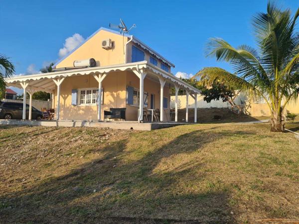 A VENDRE JOLIE VILLA T4 R+1 PROCHE PLAGE BOIS JOLAN SAINTE ANNE