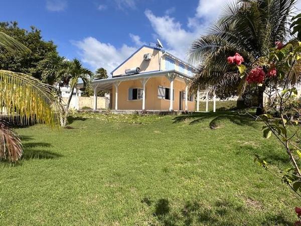 A VENDRE JOLIE VILLA T4 R+1 PROCHE PLAGE BOIS JOLAN SAINTE ANNE