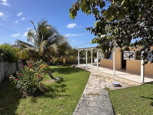 A VENDRE JOLIE VILLA T4 R+1 PROCHE PLAGE BOIS JOLAN SAINTE ANNE