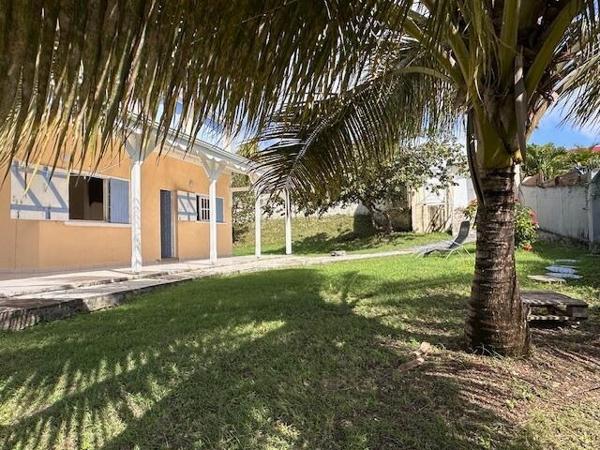 A VENDRE JOLIE VILLA T4 R+1 PROCHE PLAGE BOIS JOLAN SAINTE ANNE