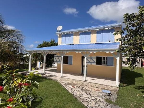 A VENDRE JOLIE VILLA T4 R+1 PROCHE PLAGE BOIS JOLAN SAINTE ANNE