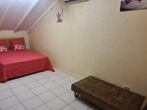 A VENDRE JOLIE VILLA T4 R+1 PROCHE PLAGE BOIS JOLAN SAINTE ANNE