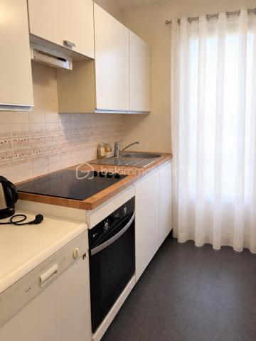 Limite paris, métro (11) à 5 minutes, venez découvrir ce vaste 2 piéces de 50 M2 avec  1 grande Terrasse.
Dans une Résidence recherchée, avec Gardien, espaces verts, l'entrée dessert un vaste salon, en partie ouvert sur la cuisine, avec un accès du salon direct sur une grande Terrasse, la cuisine attenante est en partie ouverte, possibilité de l'ouvrir entièrement. Grande chambre, avec une salle de bains à rafraîchir. placards, dressing.
Au pieds de tous les commerces, idéal jeune couple. DPE C, cave et possibilité d’acquérir une place de parking en sus.
A voir rapidement !