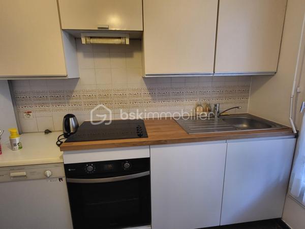 Limite paris, métro (11) à 5 minutes, venez découvrir ce vaste 2 piéces de 50 M2 avec  1 grande Terrasse.
Dans une Résidence recherchée, avec Gardien, espaces verts, l'entrée dessert un vaste salon, en partie ouvert sur la cuisine, avec un accès du salon direct sur une grande Terrasse, la cuisine attenante est en partie ouverte, possibilité de l'ouvrir entièrement. Grande chambre, avec une salle de bains à rafraîchir. placards, dressing.
Au pieds de tous les commerces, idéal jeune couple. DPE C, cave et possibilité d’acquérir une place de parking en sus.
A voir rapidement !