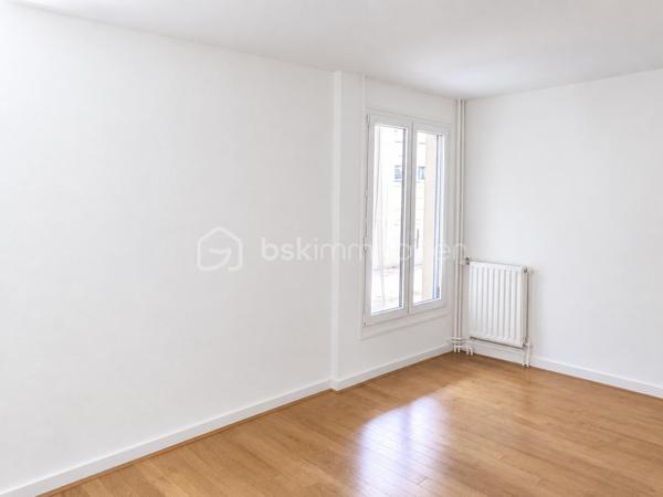 Limite paris, métro (11) à 5 minutes, venez découvrir ce vaste 2 piéces de 50 M2 avec  1 grande Terrasse.
Dans une Résidence recherchée, avec Gardien, espaces verts, l'entrée dessert un vaste salon, en partie ouvert sur la cuisine, avec un accès du salon direct sur une grande Terrasse, la cuisine attenante est en partie ouverte, possibilité de l'ouvrir entièrement. Grande chambre, avec une salle de bains à rafraîchir. placards, dressing.
Au pieds de tous les commerces, idéal jeune couple. DPE C, cave et possibilité d’acquérir une place de parking en sus.
A voir rapidement !