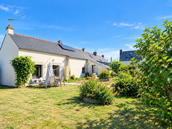CHARMANTE MAISON  5 PIECES – 118 m² (166 m² au sol) – VIE DE PLAIN PIED - GARAGE - JARDIN

Aude DOUILLARD – BSK IMMOBILIER, vous présente À 2 minutes de Josselin et moins de 10 minutes de Ploërmel (commune de Forges de Lanouée), cette belle maison familiale alliant charme de l'ancien, beaux volumes et économie d'énergie.

Cette charmante maison de 118 m² environ en habitable, 166 m² environ au sol, bénéficie d’une vie de plain-pied avec une pièce de vie chaleureuse avec un poêle à pellet et sa cuisine aménagée ouverte, ses 3 chambres, un bureau, une salle de bains et un wc séparé.  

Un escalier vous mènera ensuite à l’étage qui dessert une spacieuse pièce modulable avec wc à finir d’aménager selon vos envies (suite parentale, salle de jeux ...), ainsi qu’un grenier.

Vous apprécierez également son jardin clos et arboré avec un espace potager.

Un garage et une dépendance vous permettent de bénéficier d’espace de stockage.

A proximité de toutes les commodités, cette charmante maison vous séduira par ses volumes, sa vie de plain-pied, sa possibilité d’espace de vie supplémentaire, le charme du jardin et ses performances énergétiques (panneaux solaires)

Une maison coup de cœur, idéale pour une famille ou un projet d'aménagement sur mesure.

A DECOUVRIR RAPIDEMENT !

Pour visiter et vous accompagner dans votre projet contactez Aude Douillard !

Je réalise pour vous, gratuitement et sous 48h votre avis de valeur dans le cadre d’une succession ou de votre projet de vente ! Au plaisir de vous aider ou vous accompagner personnellement dans votre projet immobilier !