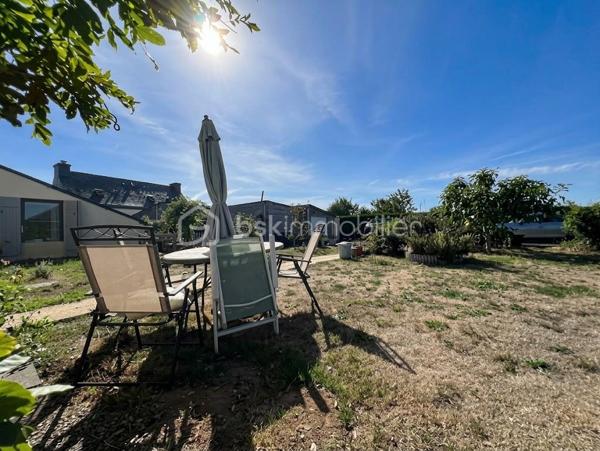 CHARMANTE MAISON  5 PIECES – 118 m² (166 m² au sol) – VIE DE PLAIN PIED - GARAGE - JARDIN

Aude DOUILLARD – BSK IMMOBILIER, vous présente À 2 minutes de Josselin et moins de 10 minutes de Ploërmel (commune de Forges de Lanouée), cette belle maison familiale alliant charme de l'ancien, beaux volumes et économie d'énergie.

Cette charmante maison de 118 m² environ en habitable, 166 m² environ au sol, bénéficie d’une vie de plain-pied avec une pièce de vie chaleureuse avec un poêle à pellet et sa cuisine aménagée ouverte, ses 3 chambres, un bureau, une salle de bains et un wc séparé.  

Un escalier vous mènera ensuite à l’étage qui dessert une spacieuse pièce modulable avec wc à finir d’aménager selon vos envies (suite parentale, salle de jeux ...), ainsi qu’un grenier.

Vous apprécierez également son jardin clos et arboré avec un espace potager.

Un garage et une dépendance vous permettent de bénéficier d’espace de stockage.

A proximité de toutes les commodités, cette charmante maison vous séduira par ses volumes, sa vie de plain-pied, sa possibilité d’espace de vie supplémentaire, le charme du jardin et ses performances énergétiques (panneaux solaires)

Une maison coup de cœur, idéale pour une famille ou un projet d'aménagement sur mesure.

A DECOUVRIR RAPIDEMENT !

Pour visiter et vous accompagner dans votre projet contactez Aude Douillard !

Je réalise pour vous, gratuitement et sous 48h votre avis de valeur dans le cadre d’une succession ou de votre projet de vente ! Au plaisir de vous aider ou vous accompagner personnellement dans votre projet immobilier !
