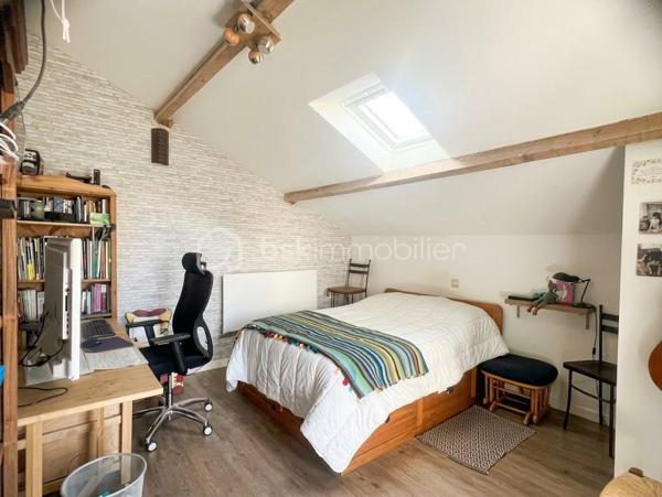 CHARMANTE MAISON  5 PIECES – 118 m² (166 m² au sol) – VIE DE PLAIN PIED - GARAGE - JARDIN

Aude DOUILLARD – BSK IMMOBILIER, vous présente À 2 minutes de Josselin et moins de 10 minutes de Ploërmel (commune de Forges de Lanouée), cette belle maison familiale alliant charme de l'ancien, beaux volumes et économie d'énergie.

Cette charmante maison de 118 m² environ en habitable, 166 m² environ au sol, bénéficie d’une vie de plain-pied avec une pièce de vie chaleureuse avec un poêle à pellet et sa cuisine aménagée ouverte, ses 3 chambres, un bureau, une salle de bains et un wc séparé.  

Un escalier vous mènera ensuite à l’étage qui dessert une spacieuse pièce modulable avec wc à finir d’aménager selon vos envies (suite parentale, salle de jeux ...), ainsi qu’un grenier.

Vous apprécierez également son jardin clos et arboré avec un espace potager.

Un garage et une dépendance vous permettent de bénéficier d’espace de stockage.

A proximité de toutes les commodités, cette charmante maison vous séduira par ses volumes, sa vie de plain-pied, sa possibilité d’espace de vie supplémentaire, le charme du jardin et ses performances énergétiques (panneaux solaires)

Une maison coup de cœur, idéale pour une famille ou un projet d'aménagement sur mesure.

A DECOUVRIR RAPIDEMENT !

Pour visiter et vous accompagner dans votre projet contactez Aude Douillard !

Je réalise pour vous, gratuitement et sous 48h votre avis de valeur dans le cadre d’une succession ou de votre projet de vente ! Au plaisir de vous aider ou vous accompagner personnellement dans votre projet immobilier !