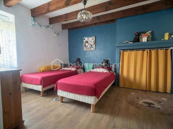 CHARMANTE MAISON  5 PIECES – 118 m² (166 m² au sol) – VIE DE PLAIN PIED - GARAGE - JARDIN

Aude DOUILLARD – BSK IMMOBILIER, vous présente À 2 minutes de Josselin et moins de 10 minutes de Ploërmel (commune de Forges de Lanouée), cette belle maison familiale alliant charme de l'ancien, beaux volumes et économie d'énergie.

Cette charmante maison de 118 m² environ en habitable, 166 m² environ au sol, bénéficie d’une vie de plain-pied avec une pièce de vie chaleureuse avec un poêle à pellet et sa cuisine aménagée ouverte, ses 3 chambres, un bureau, une salle de bains et un wc séparé.  

Un escalier vous mènera ensuite à l’étage qui dessert une spacieuse pièce modulable avec wc à finir d’aménager selon vos envies (suite parentale, salle de jeux ...), ainsi qu’un grenier.

Vous apprécierez également son jardin clos et arboré avec un espace potager.

Un garage et une dépendance vous permettent de bénéficier d’espace de stockage.

A proximité de toutes les commodités, cette charmante maison vous séduira par ses volumes, sa vie de plain-pied, sa possibilité d’espace de vie supplémentaire, le charme du jardin et ses performances énergétiques (panneaux solaires)

Une maison coup de cœur, idéale pour une famille ou un projet d'aménagement sur mesure.

A DECOUVRIR RAPIDEMENT !

Pour visiter et vous accompagner dans votre projet contactez Aude Douillard !

Je réalise pour vous, gratuitement et sous 48h votre avis de valeur dans le cadre d’une succession ou de votre projet de vente ! Au plaisir de vous aider ou vous accompagner personnellement dans votre projet immobilier !