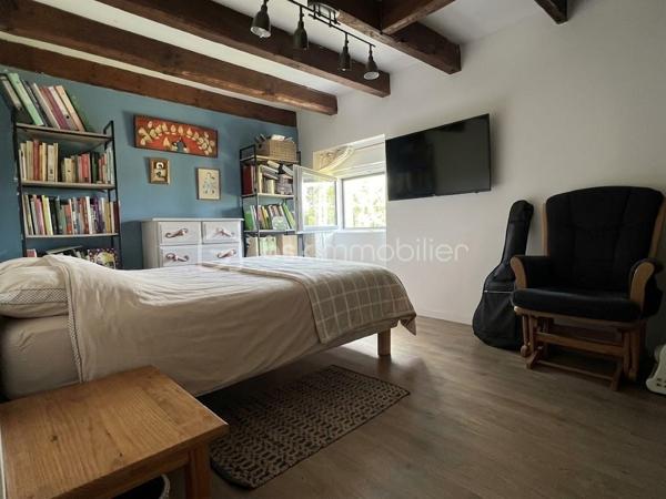 CHARMANTE MAISON  5 PIECES – 118 m² (166 m² au sol) – VIE DE PLAIN PIED - GARAGE - JARDIN

Aude DOUILLARD – BSK IMMOBILIER, vous présente À 2 minutes de Josselin et moins de 10 minutes de Ploërmel (commune de Forges de Lanouée), cette belle maison familiale alliant charme de l'ancien, beaux volumes et économie d'énergie.

Cette charmante maison de 118 m² environ en habitable, 166 m² environ au sol, bénéficie d’une vie de plain-pied avec une pièce de vie chaleureuse avec un poêle à pellet et sa cuisine aménagée ouverte, ses 3 chambres, un bureau, une salle de bains et un wc séparé.  

Un escalier vous mènera ensuite à l’étage qui dessert une spacieuse pièce modulable avec wc à finir d’aménager selon vos envies (suite parentale, salle de jeux ...), ainsi qu’un grenier.

Vous apprécierez également son jardin clos et arboré avec un espace potager.

Un garage et une dépendance vous permettent de bénéficier d’espace de stockage.

A proximité de toutes les commodités, cette charmante maison vous séduira par ses volumes, sa vie de plain-pied, sa possibilité d’espace de vie supplémentaire, le charme du jardin et ses performances énergétiques (panneaux solaires)

Une maison coup de cœur, idéale pour une famille ou un projet d'aménagement sur mesure.

A DECOUVRIR RAPIDEMENT !

Pour visiter et vous accompagner dans votre projet contactez Aude Douillard !

Je réalise pour vous, gratuitement et sous 48h votre avis de valeur dans le cadre d’une succession ou de votre projet de vente ! Au plaisir de vous aider ou vous accompagner personnellement dans votre projet immobilier !
