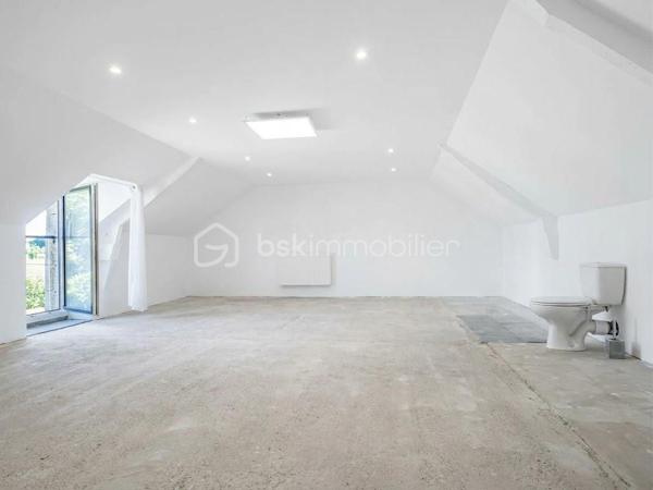CHARMANTE MAISON  5 PIECES – 118 m² (166 m² au sol) – VIE DE PLAIN PIED - GARAGE - JARDIN

Aude DOUILLARD – BSK IMMOBILIER, vous présente À 2 minutes de Josselin et moins de 10 minutes de Ploërmel (commune de Forges de Lanouée), cette belle maison familiale alliant charme de l'ancien, beaux volumes et économie d'énergie.

Cette charmante maison de 118 m² environ en habitable, 166 m² environ au sol, bénéficie d’une vie de plain-pied avec une pièce de vie chaleureuse avec un poêle à pellet et sa cuisine aménagée ouverte, ses 3 chambres, un bureau, une salle de bains et un wc séparé.  

Un escalier vous mènera ensuite à l’étage qui dessert une spacieuse pièce modulable avec wc à finir d’aménager selon vos envies (suite parentale, salle de jeux ...), ainsi qu’un grenier.

Vous apprécierez également son jardin clos et arboré avec un espace potager.

Un garage et une dépendance vous permettent de bénéficier d’espace de stockage.

A proximité de toutes les commodités, cette charmante maison vous séduira par ses volumes, sa vie de plain-pied, sa possibilité d’espace de vie supplémentaire, le charme du jardin et ses performances énergétiques (panneaux solaires)

Une maison coup de cœur, idéale pour une famille ou un projet d'aménagement sur mesure.

A DECOUVRIR RAPIDEMENT !

Pour visiter et vous accompagner dans votre projet contactez Aude Douillard !

Je réalise pour vous, gratuitement et sous 48h votre avis de valeur dans le cadre d’une succession ou de votre projet de vente ! Au plaisir de vous aider ou vous accompagner personnellement dans votre projet immobilier !