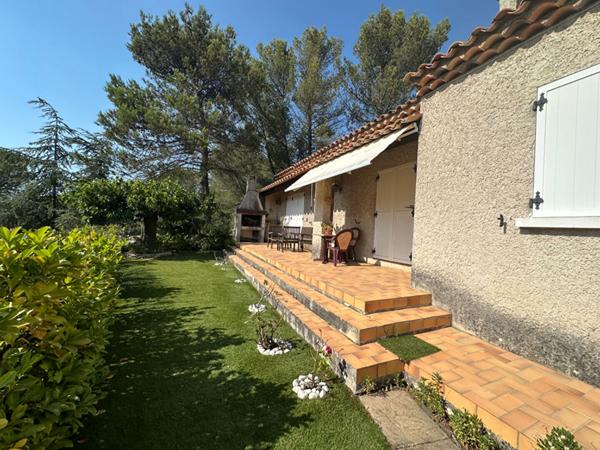 Maison T4 de 102 m² avec garage, jardin de 502 m² et vue dominante à Gardanne Biver