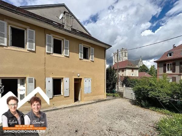 Maison en pierre avec garages, en plein cœur de Saint-Laurent-du-Pont