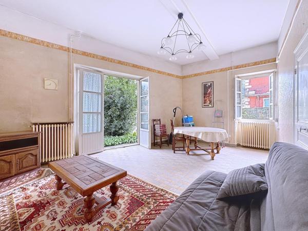 Maison en pierre avec garages, en plein cœur de Saint-Laurent-du-Pont