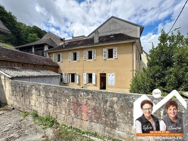 Maison en pierre avec garages, en plein cœur de Saint-Laurent-du-Pont