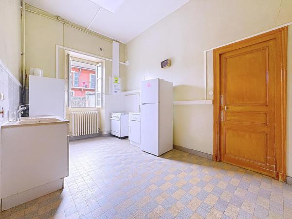 Maison en pierre avec garages, en plein cœur de Saint-Laurent-du-Pont