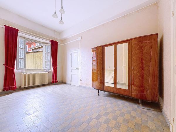 Maison en pierre avec garages, en plein cœur de Saint-Laurent-du-Pont