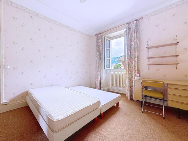 Maison en pierre avec garages, en plein cœur de Saint-Laurent-du-Pont